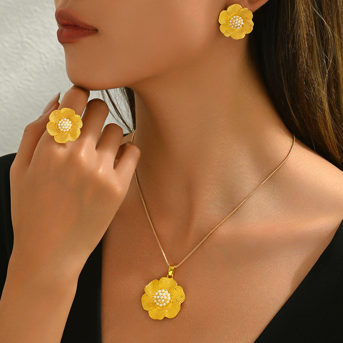 Set di collana, orecchini e anello in lega con motivi floreali geometrici da donna, con intarsi in perle e design a fascia aperta