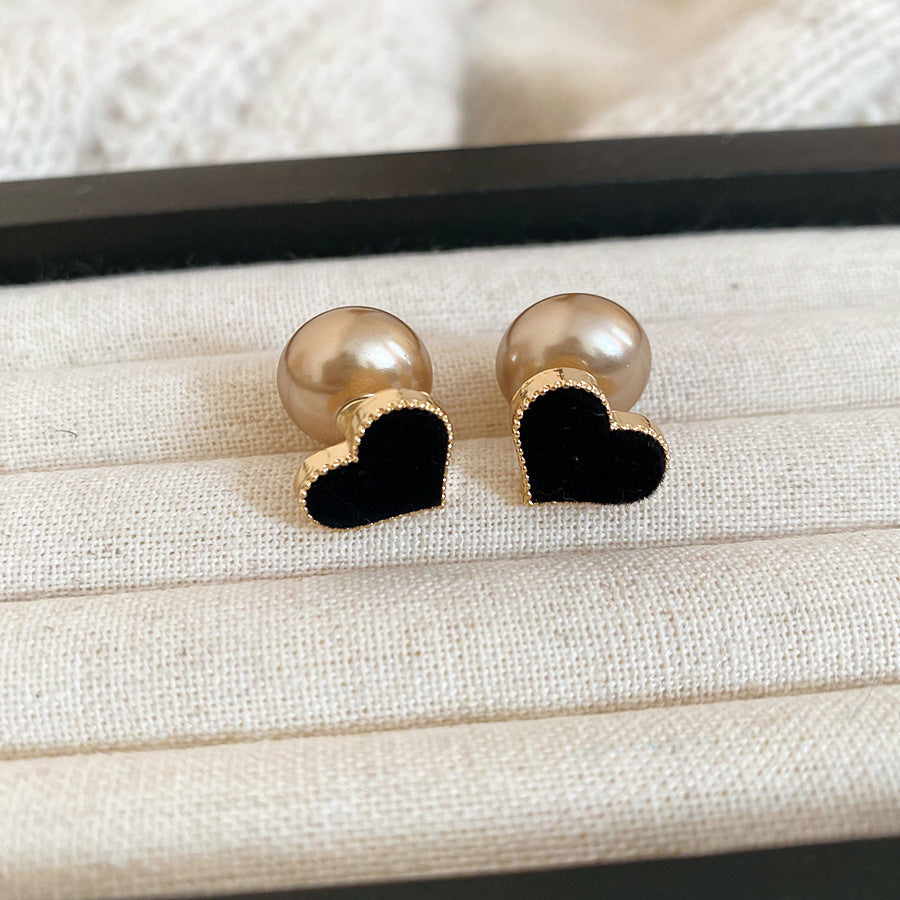 Orecchini a perno vintage minimalisti a forma di cuore con perle finte e perni in acciaio placcato per donna