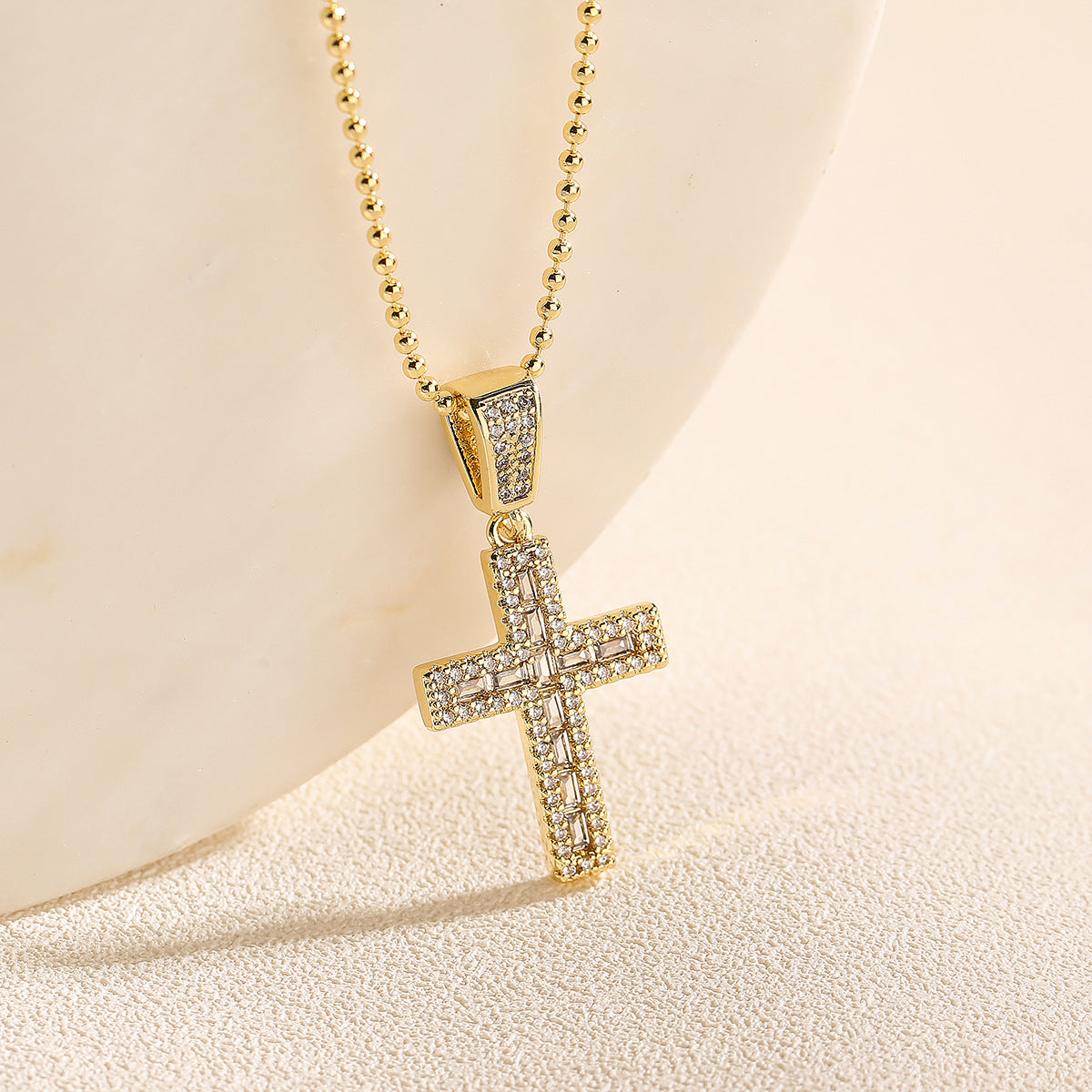 Collana con pendente a croce minimalista da donna in rame con placcatura in oro 18 carati e intarsio in zircone