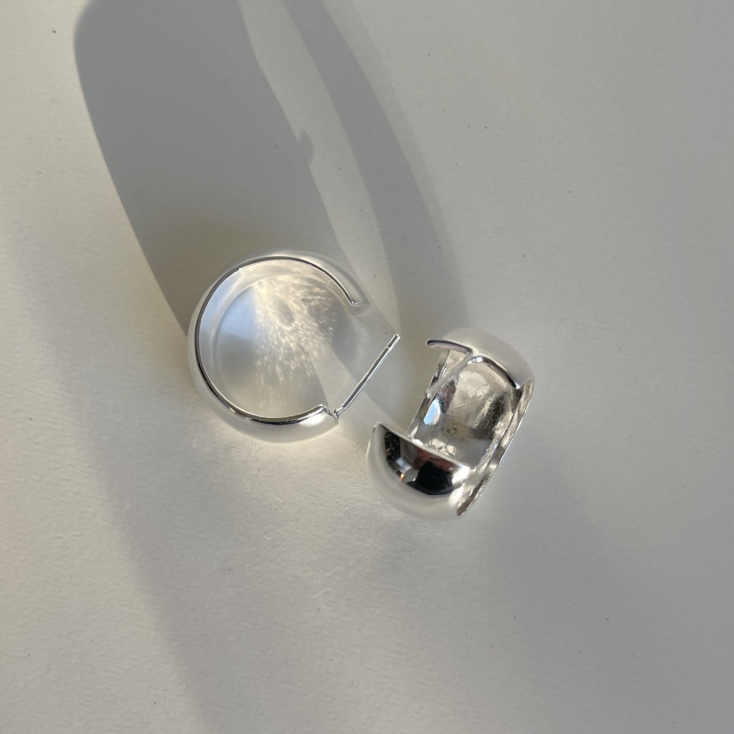 Minimalist Geometric C-Shaped Hoop Earrings in 925 Sterling Silver with Pearl Inlay
