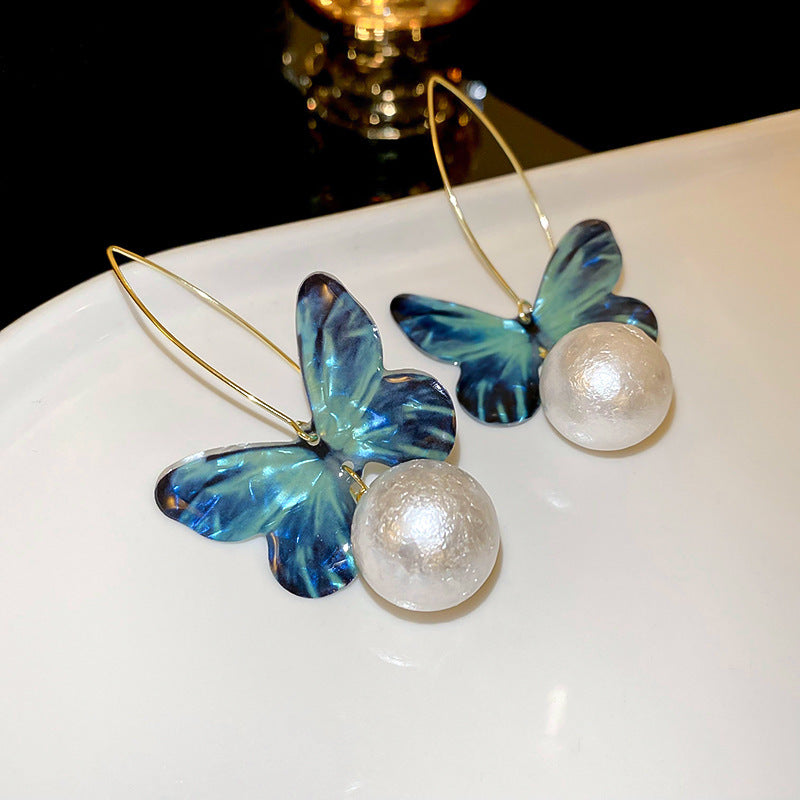 Elegantes pendientes florales de perlas con postes de plata chapados en oro para mujer