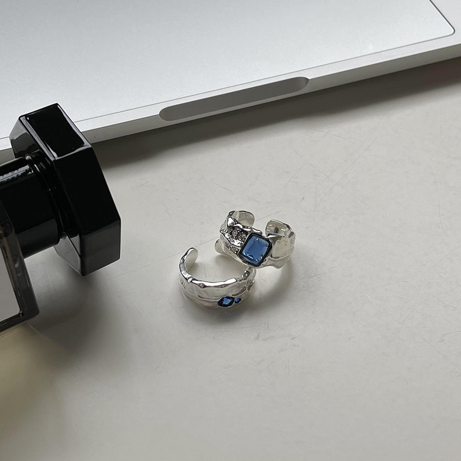 Anillo Minimalista de Plata de Ley 925 con Baño Geométrico y Textura de Zafiro Azul
