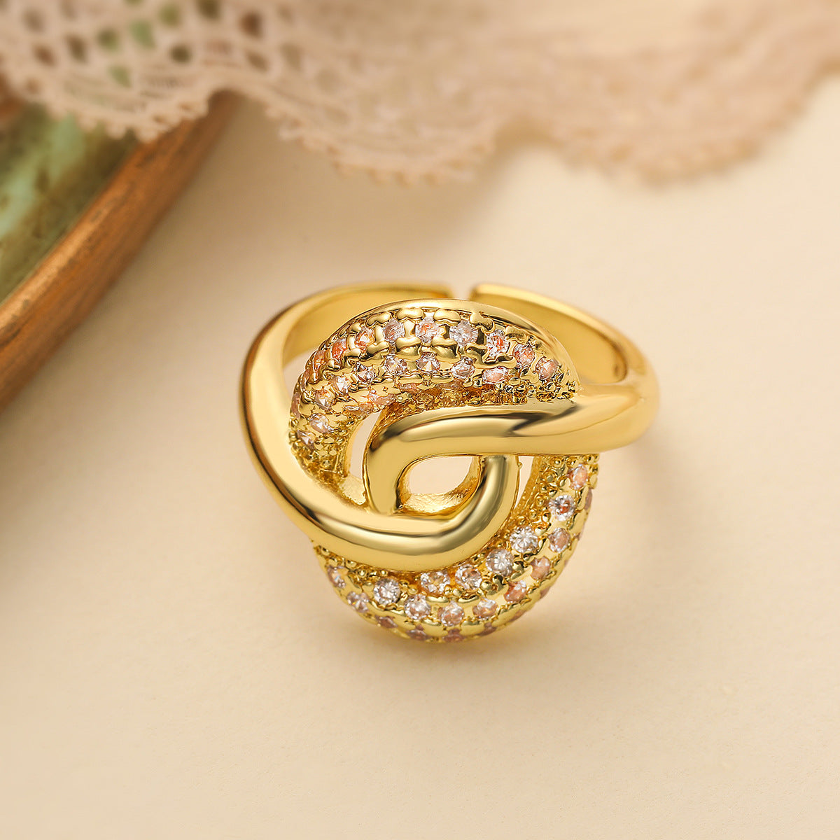 Anello Aperto Geometrico da Donna in Rame Placcato Oro 18K con Intarsio di Zirconi, Fascia Minimalista e di Tendenza