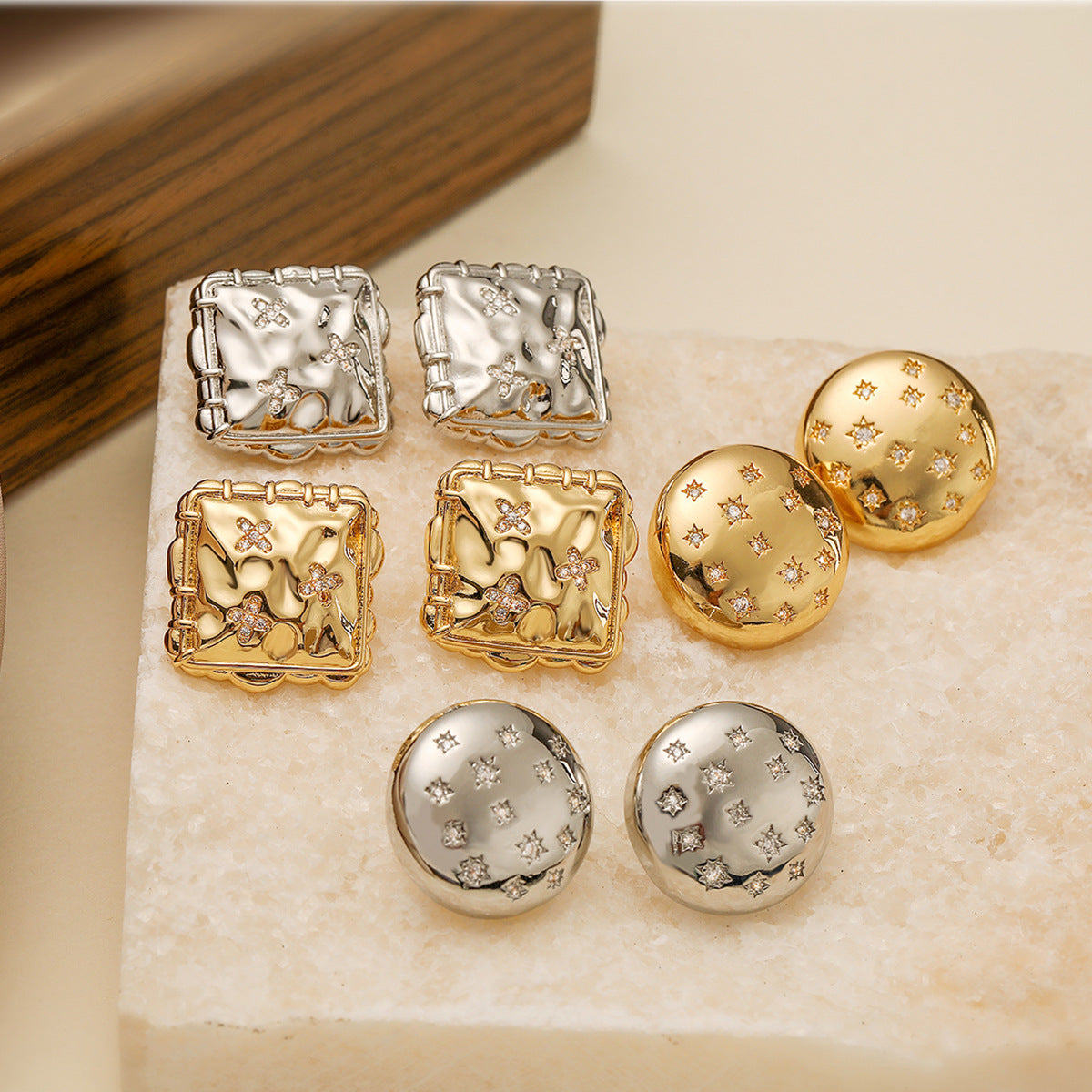 Orecchini minimalistici geometrici in rame con placcatura in oro 18K e intarsio in zirconi da donna