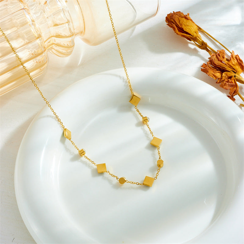 Collana Pendente Quadrata Minimalista alla Moda in Acciaio al Titanio Placcato Oro con Intarsio di Strass Smeraldo da Donna