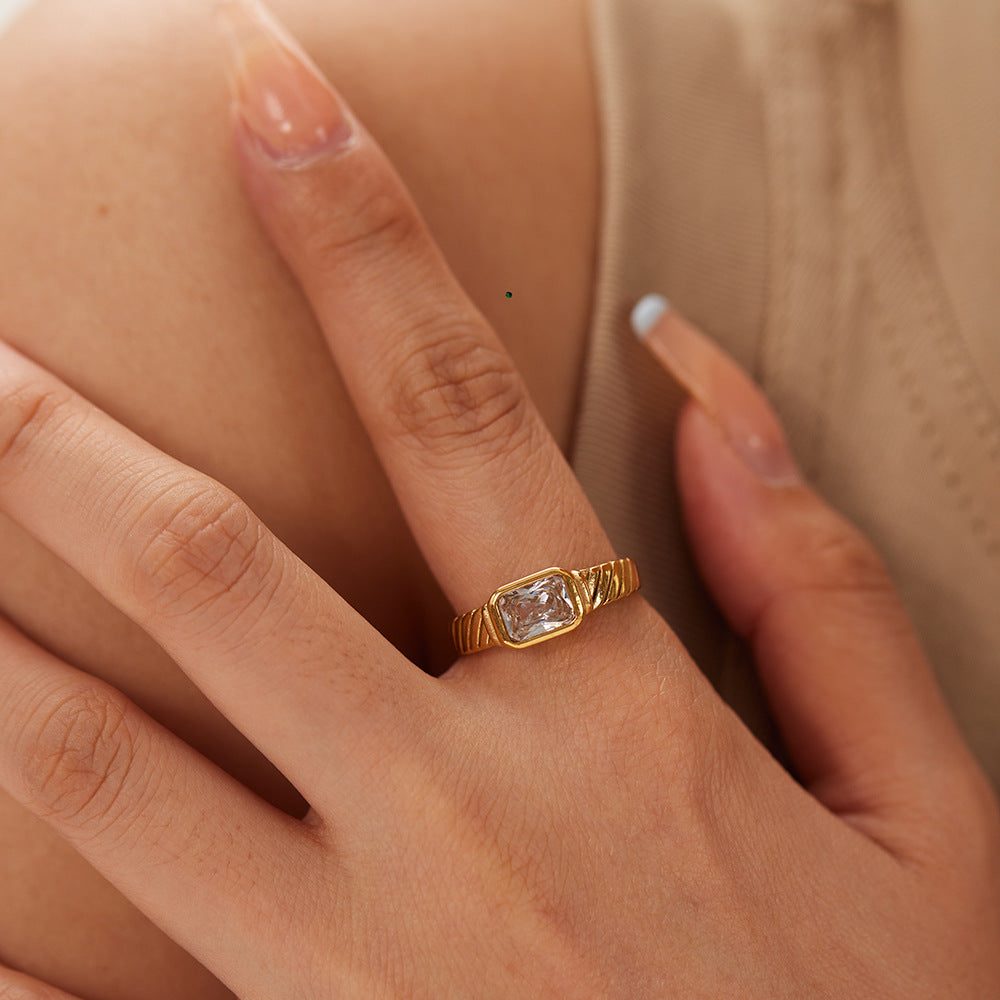 Anello Minimalista Quadrato con Zirconia Bianca in Acciaio Inox e Placcatura in Oro 18K, Fascia Geometrica alla Moda