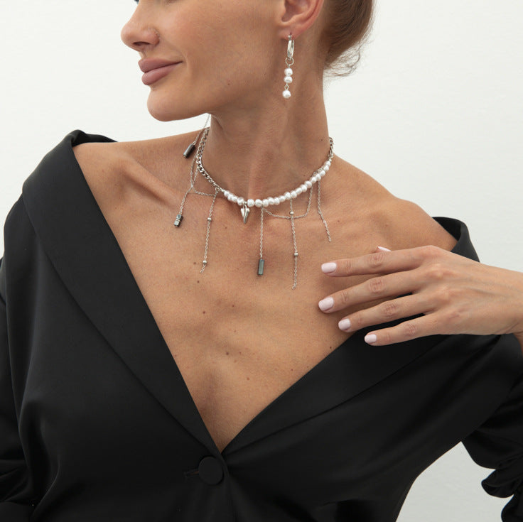 Collana pendente a cuore asimmetrico minimalista con pendente in lega e finitura placcata su catena in alluminio con perline turchesi