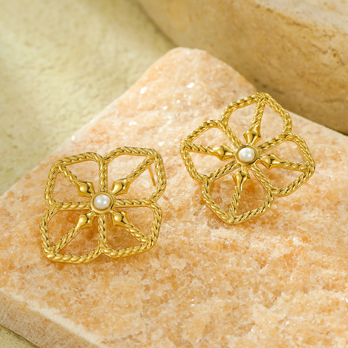 Orecchini a perno a fiore cavo in acciaio inossidabile minimalista con intarsio di perle e placcatura in oro da donna