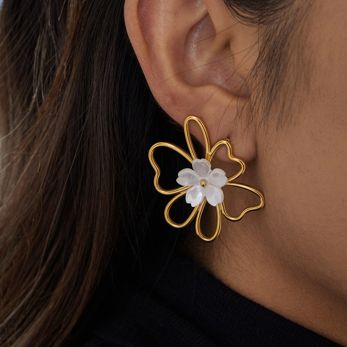 Pendientes de tuerca minimalistas geométricos de acero inoxidable con acabado chapado y adorno floral para mujer