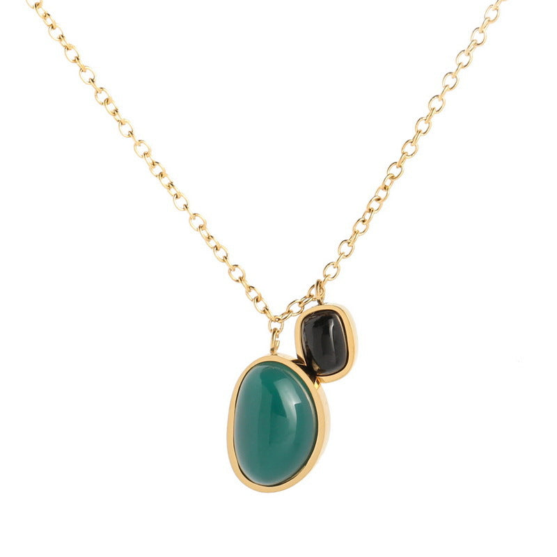 Parure di collana con pendente e orecchini in malachite d'ispirazione vintage in acciaio al titanio con finitura galvanica e design asimmetrico