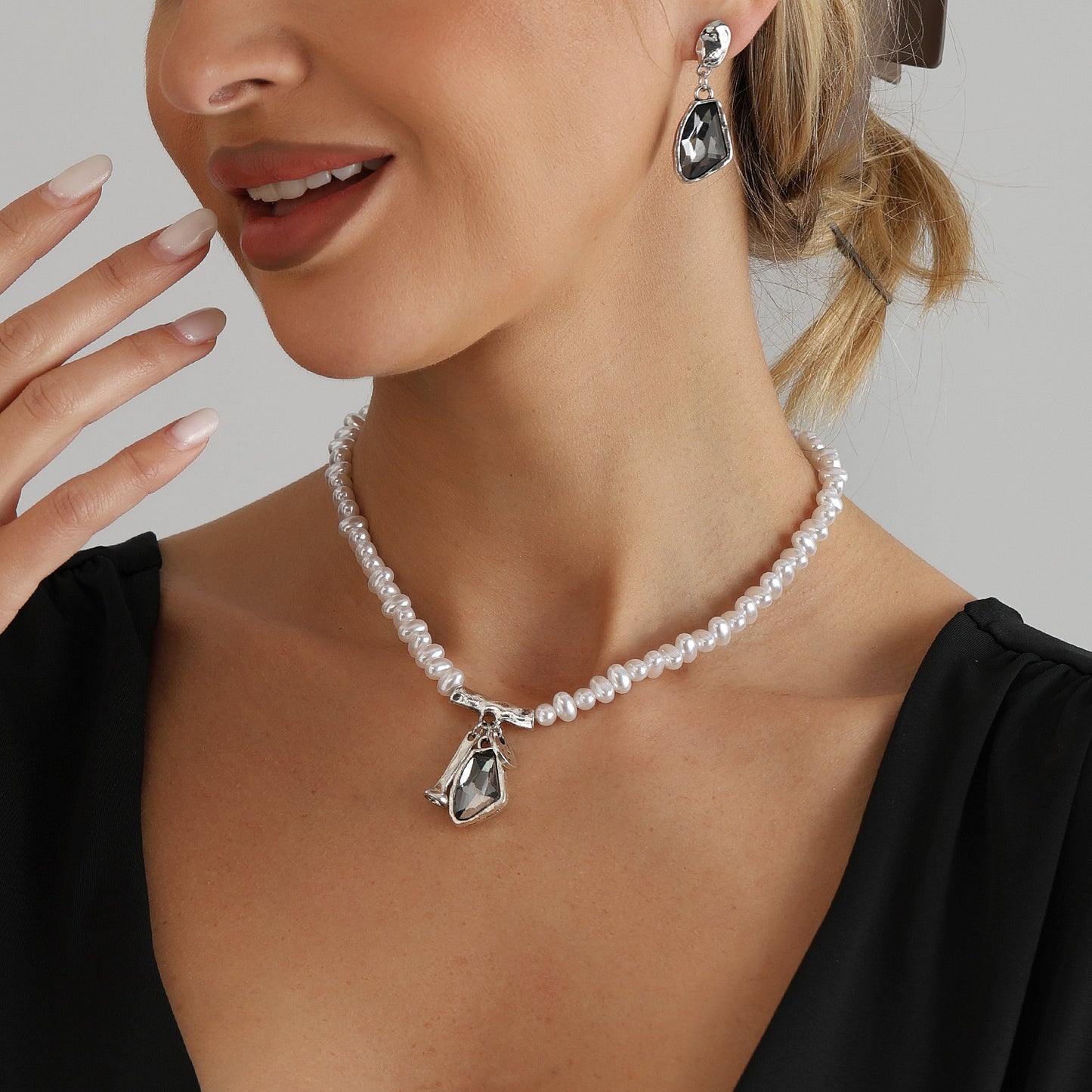 Minimalist Geometric Resin and Alloy Necklace Set with Dark Gray Crystal and Imitation Pearl