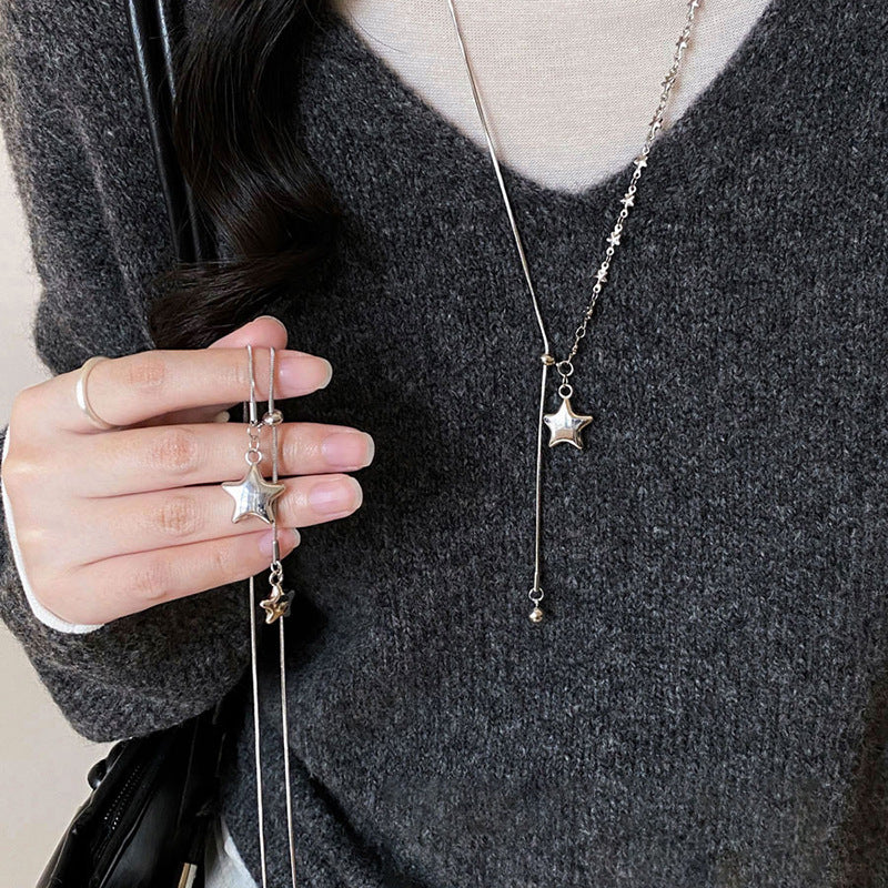 Collana con ciondolo a stella asimmetrica minimalista in rame placcato per donna, catena leggera per maglione con estetica di lusso