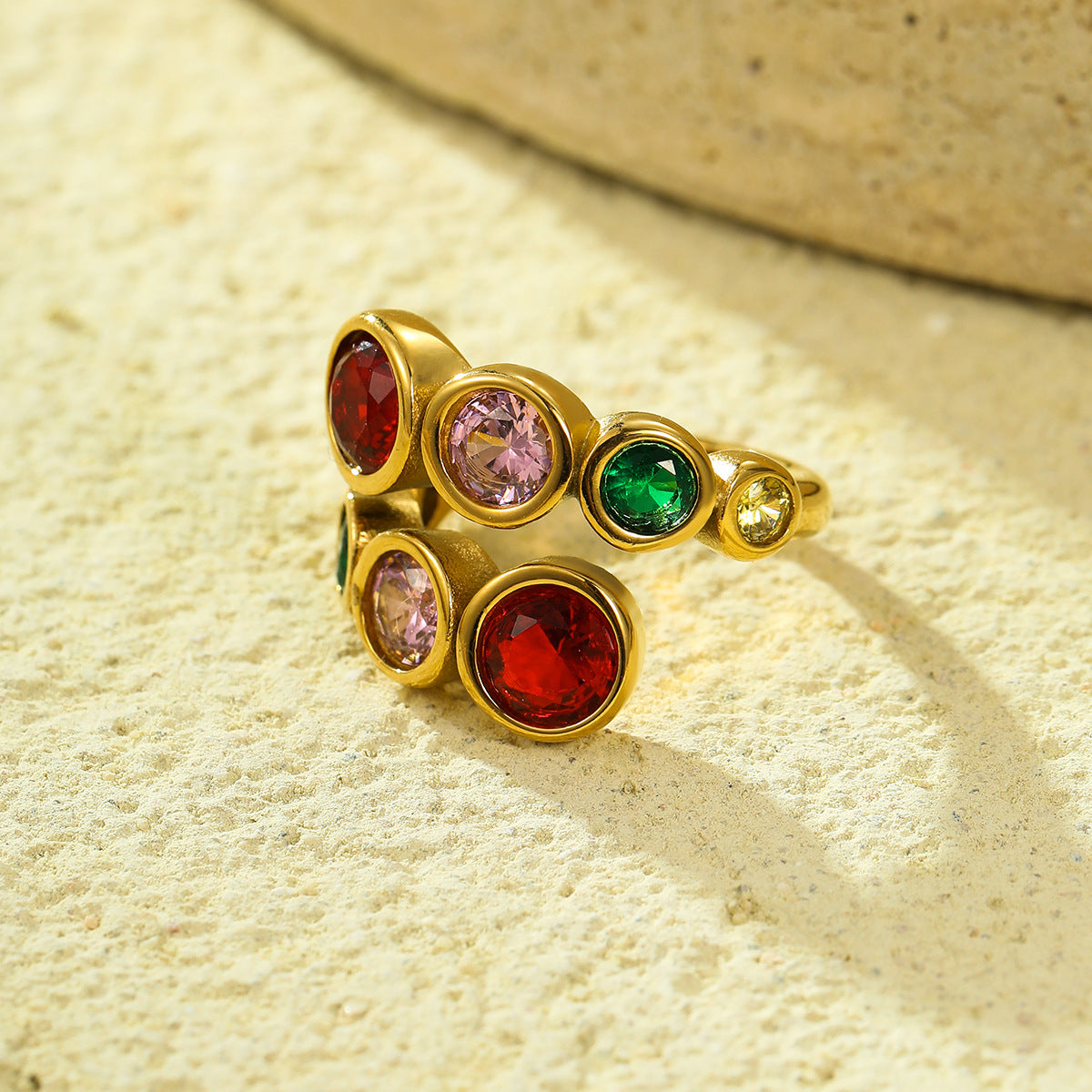 Anillo minimalista de acero inoxidable con circonitas engastadas y acabado chapado para mujer