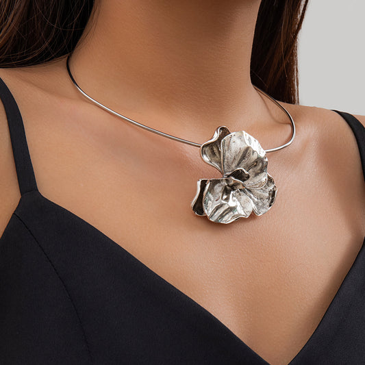 Bold 3D Pleated Metal Flower Choker Necklace for Women with Geometric Floral Design
