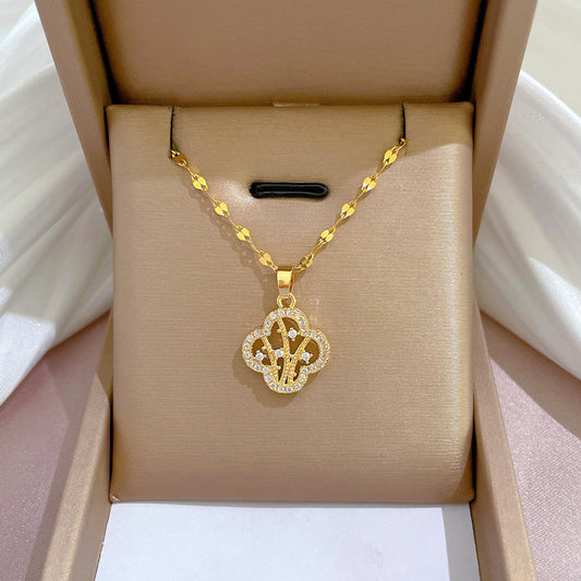 Collana da donna in acciaio al titanio di lusso leggero con pendente a quadrifoglio, intarsio di strass completo e design geometrico per lo styling della clavicola