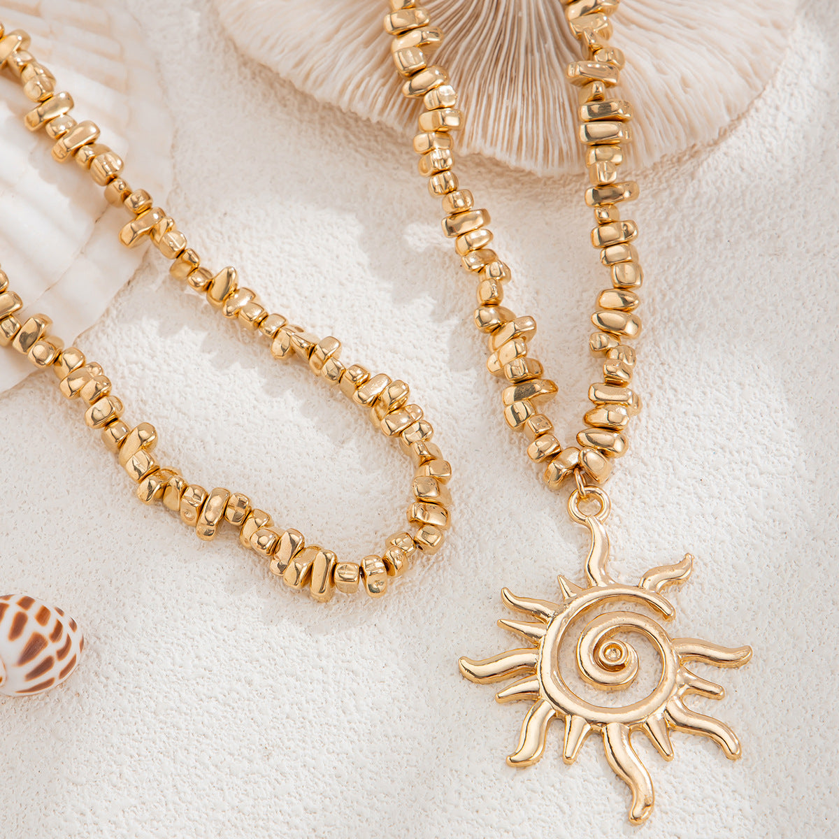 Collana pendente da donna con sole filettato minimalista, base in lega a forma geometrica e finitura elettrolitica, catena clavicola con design vuoto irregolare
