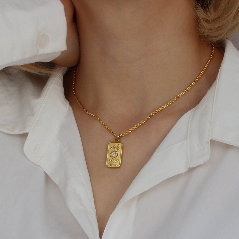 Collar con colgante de tarot de octagrama geométrico con incrustaciones de diamantes de imitación y cadena de acero inoxidable pulido para mujer