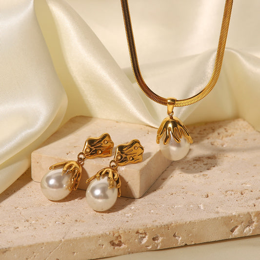 Collana con Pendente in Perle d'Acqua Dolce Barocche da Donna con Design Geometrico, Catena in Acciaio Inossidabile e Finitura Elettroplaccata
