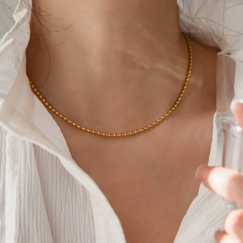 Collana minimalista in acciaio al titanio con perline per uomo e donna con finitura placcata, catena a serpente da indossare a strati o da sola