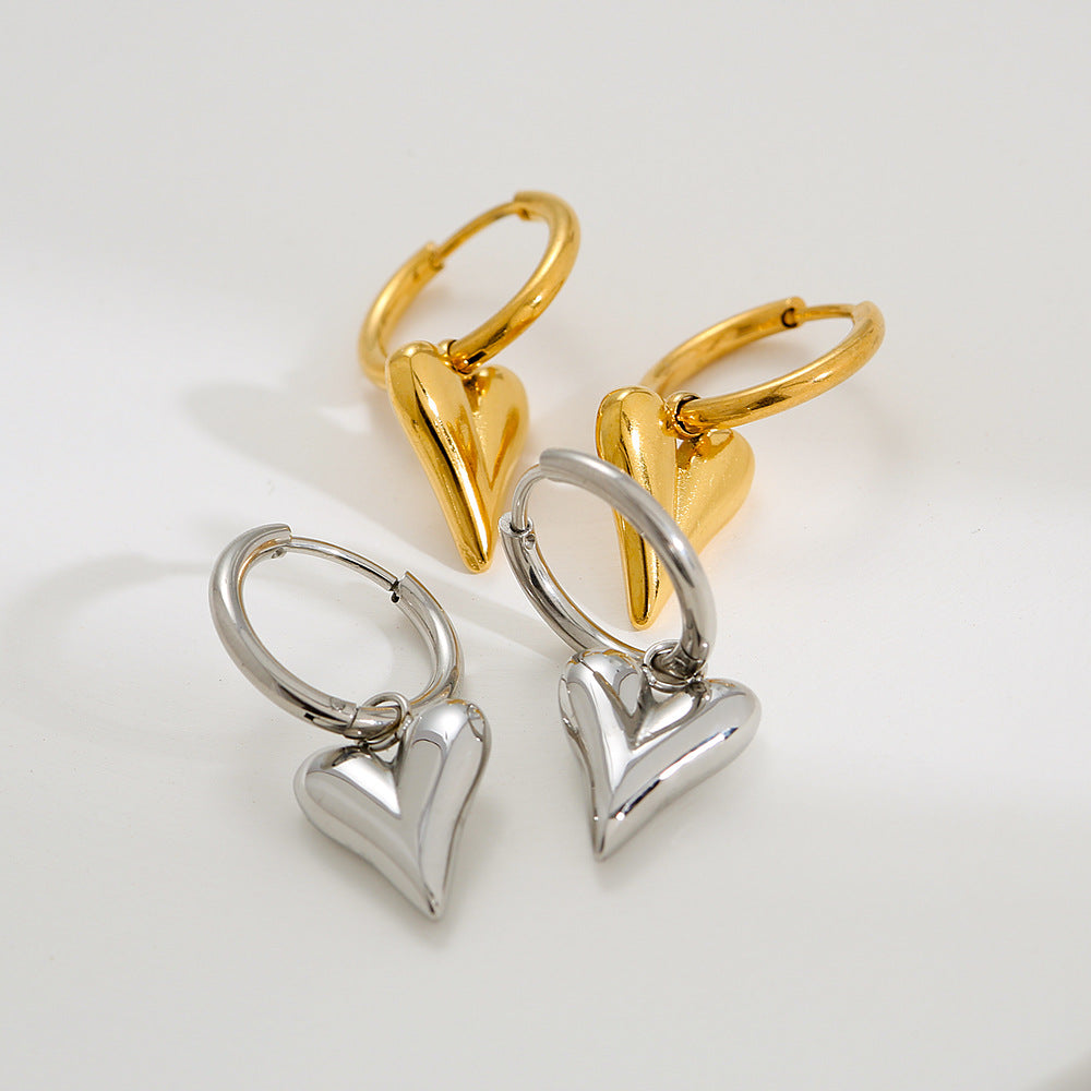 Pendientes minimalistas de corazón de acero inoxidable y titanio de contraste con baño de oro, acabado pulido, accesorio de moda versátil para mujer
