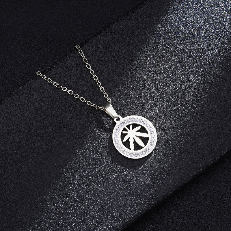 Collana pendente minimalista a foglia d'acero in acciaio inossidabile con finitura placcata per uomo e donna, collana con catena a maglie adatta per maglioni e stratificazione