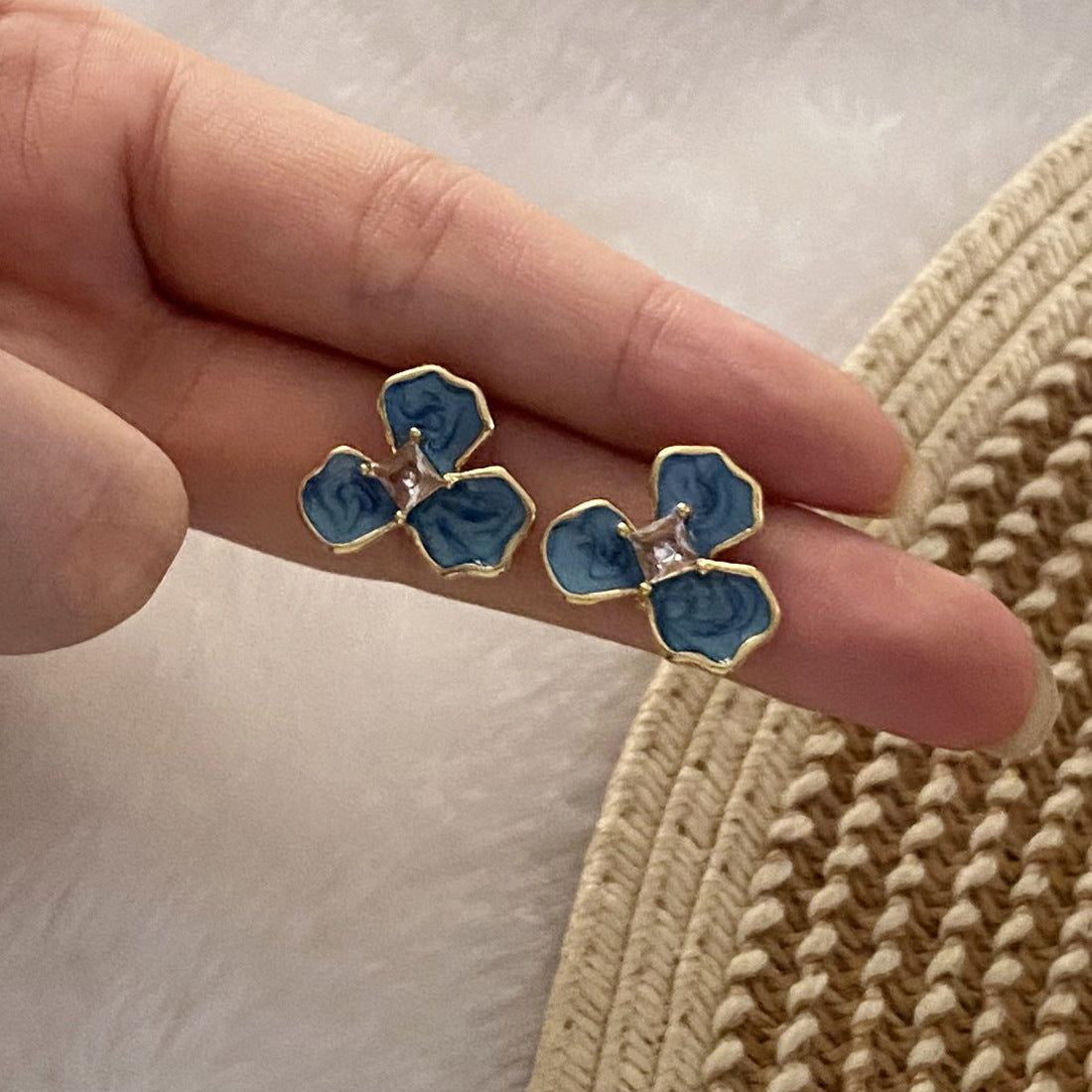 Orecchini a perno in acciaio inossidabile smaltati floreali vintage con design a petalo