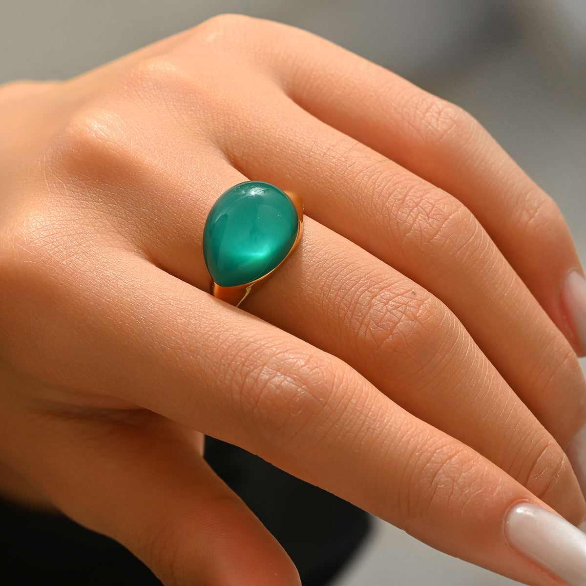 Anello aperto geometrico minimalista da donna in lega di zinco con intarsio di gemma smeraldo