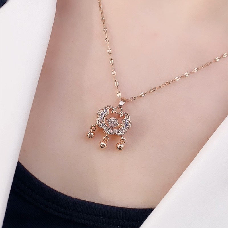 Collana con pendente floreale irregolare dal design originale in acciaio al titanio con finitura galvanica su catena a O, unisex