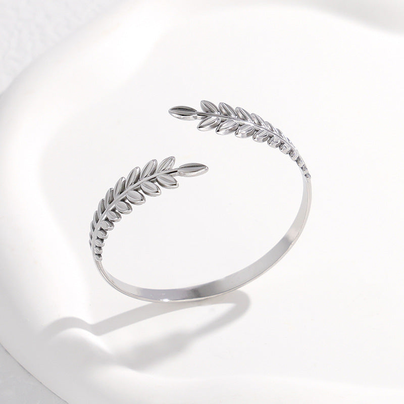 Pulsera C de acero de titanio en forma de hoja de moda para mujer con acabado chapado