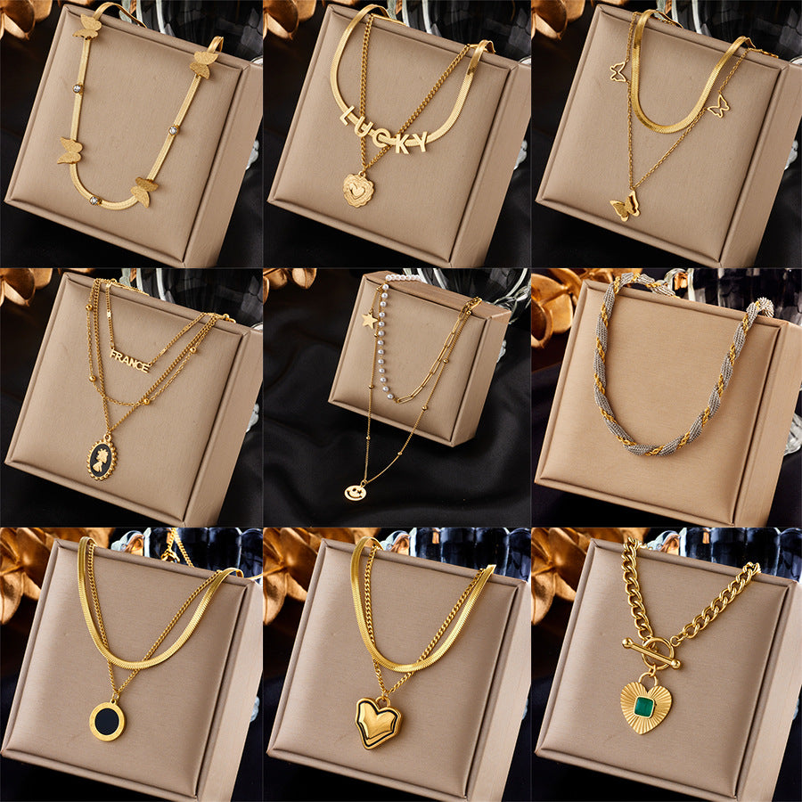 Collana con ciondolo a cuore e farfalla minimalistica di tendenza in acciaio al titanio con intarsio di strass su catena a serpente da donna