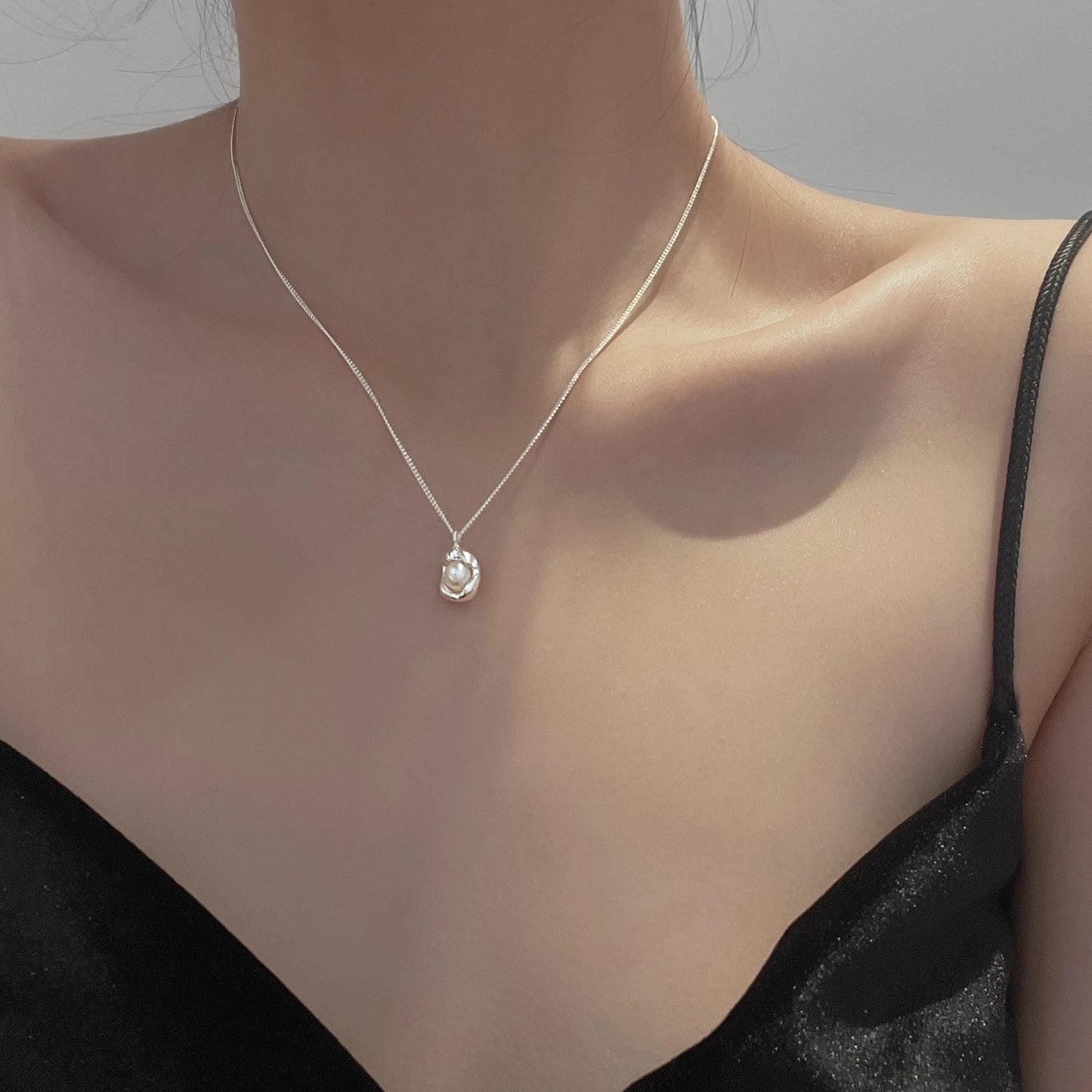 Collana pendente a pisello con perla in acciaio titanio minimalista da donna con forma irregolare e finitura placcata