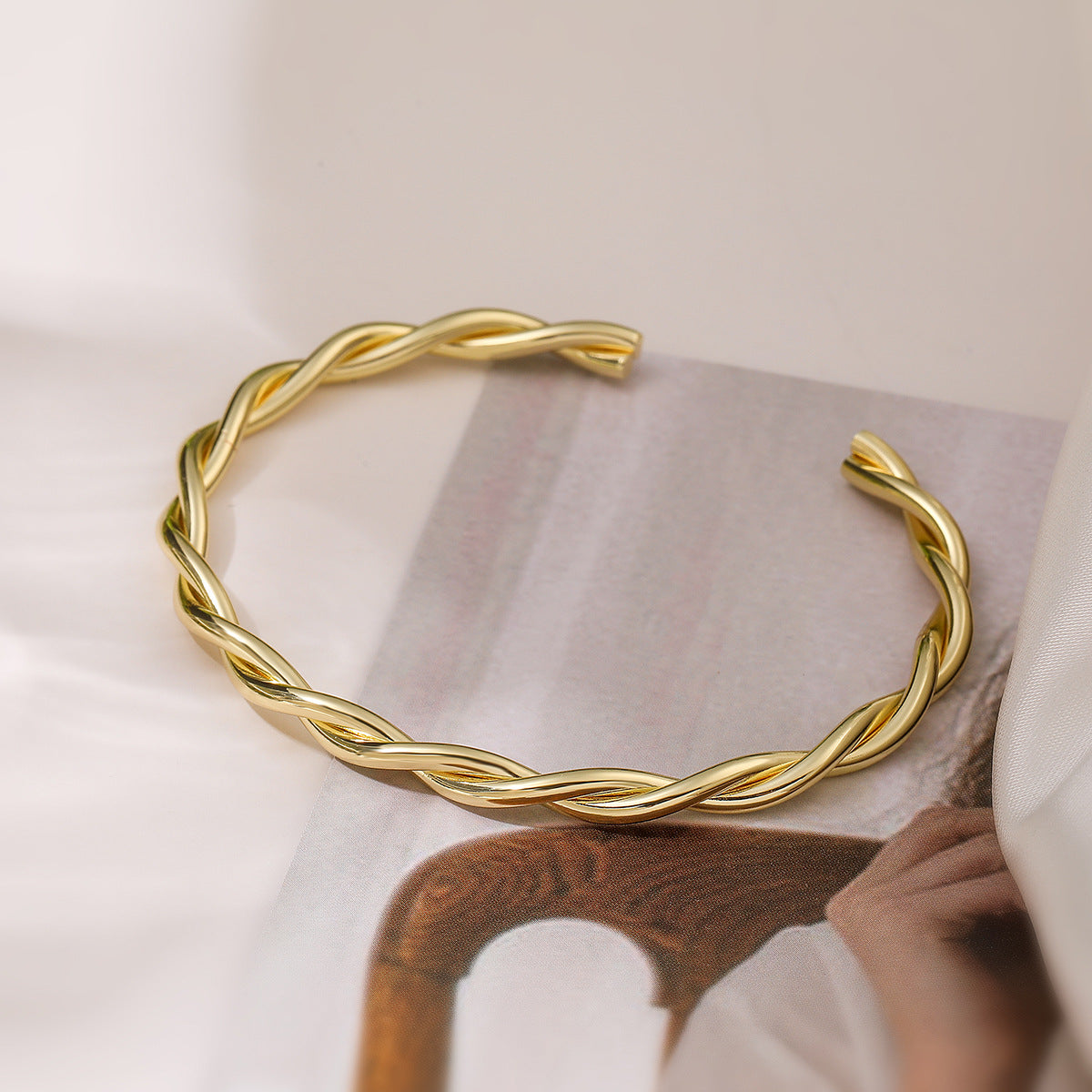 Bracciale Minimalista Attorcigliato in Rame per Donna Placcato Oro Vero, Design Geometrico Circolare, Accessorio di Moda Versatile