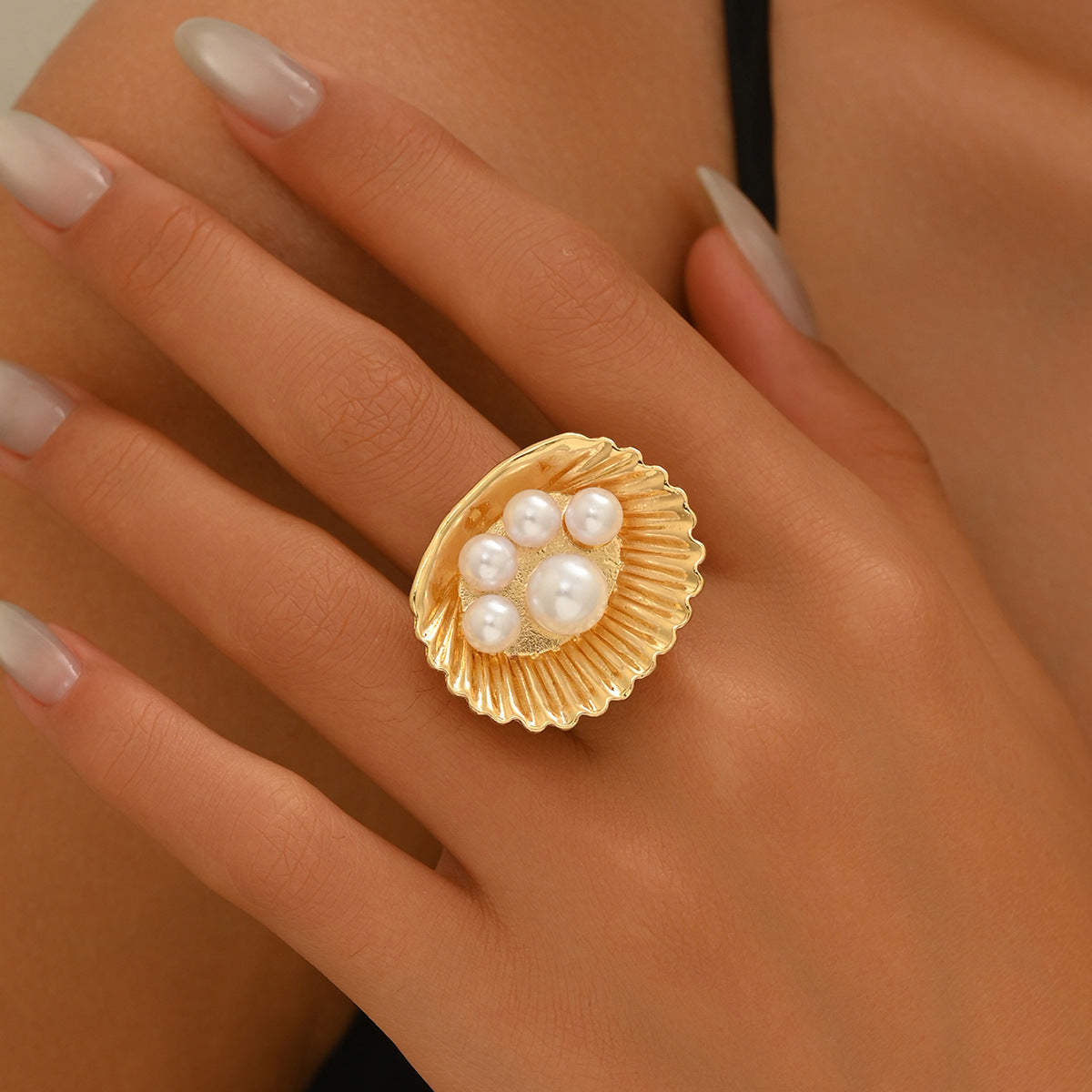 Anello Aperto Geometrico da Donna con Intarsio di Perle e Design a Pieghe Testurizzato in Lega di Zinco