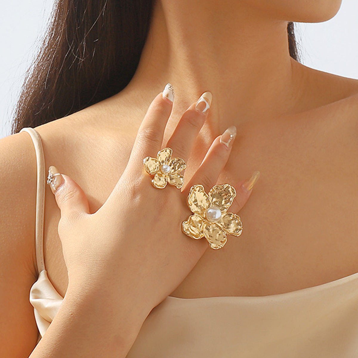 Anello in lega floreale dolce e audace con perla sintetica e finitura placcata da donna