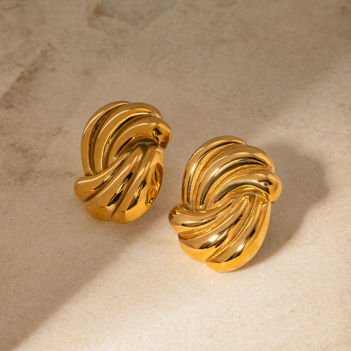 Pendientes minimalistas de acero inoxidable con forma de onda chapados en oro de 18K para mujer