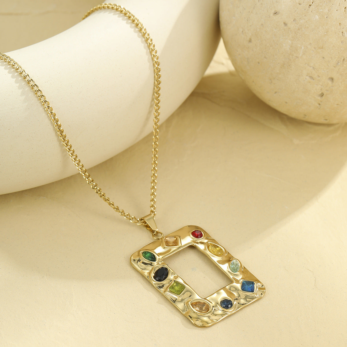 Collana da Donna Elegante a Cuore Geometrico in Acciaio Inossidabile con Intarsio in Zirconi Colorati