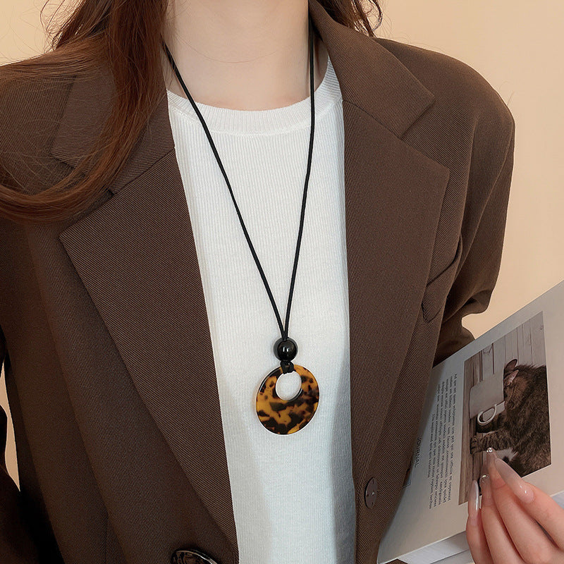 Collana con ciondolo geometrico in acrilico stile retrò da donna con charm in lega, fatta a mano, catena a strati alla moda minimalista