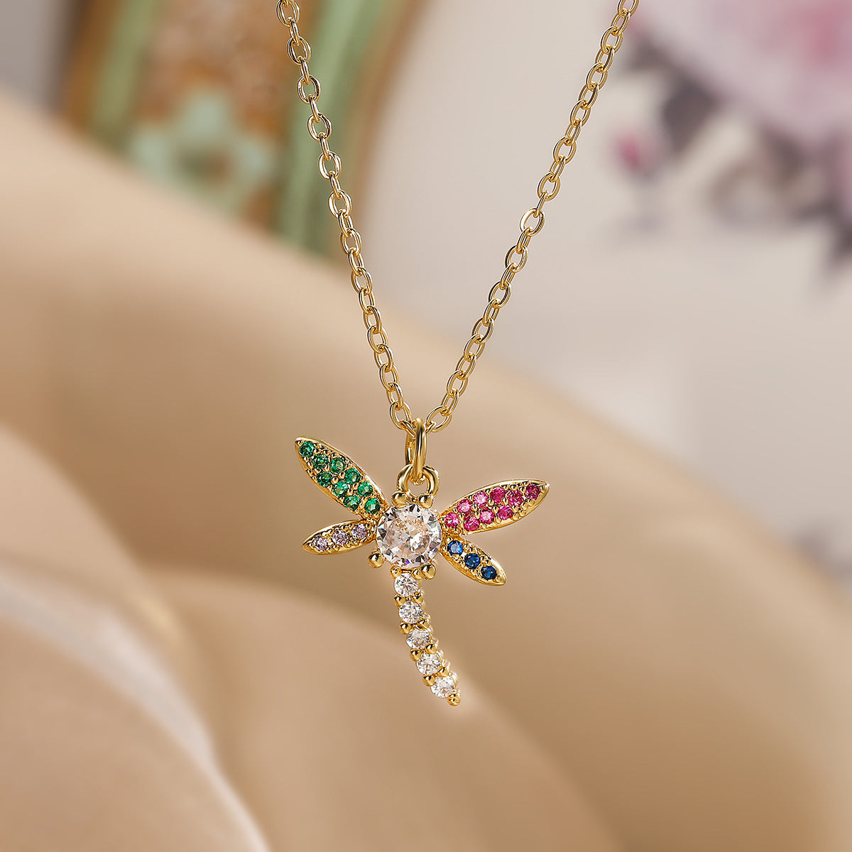 Collana con ciondolo a forma di libellula in rame, placcato oro vero e intarsi di zirconi per donna