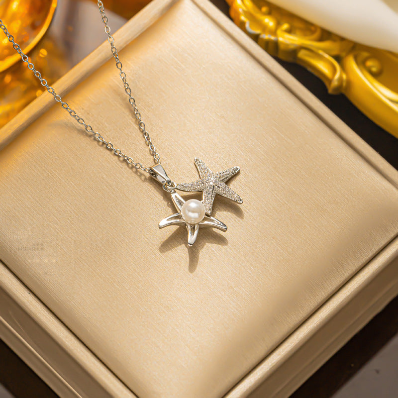 Collana con ciondolo a stella geometrica e perla da donna in acciaio al titanio con zirconi micro-incastonati e finitura galvanica