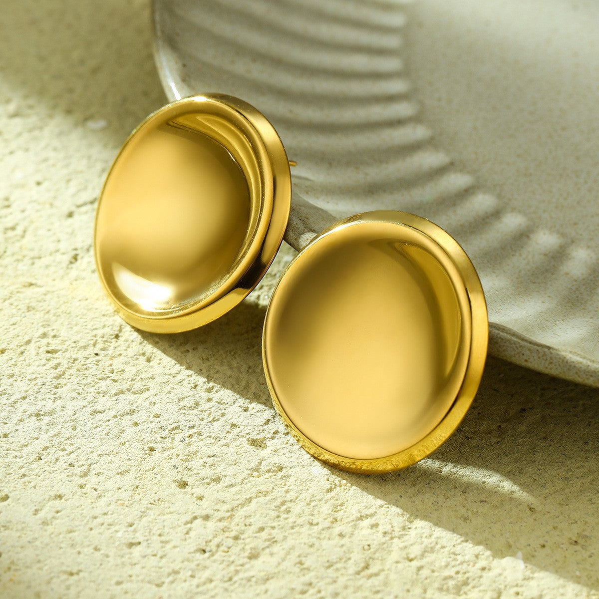 Pendientes de mujer de acero de titanio pulido con forma de corazón, minimalistas y a la moda, con acabado chapado
