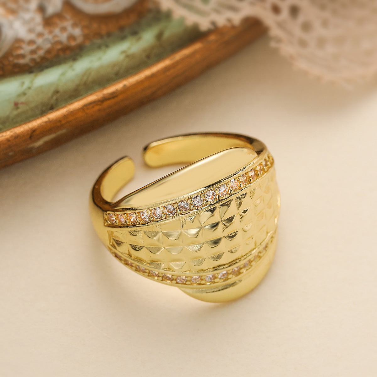 Anello da donna minimalista geometrico vintage aperto in rame placcato oro 18K con zirconi micro-incastonati