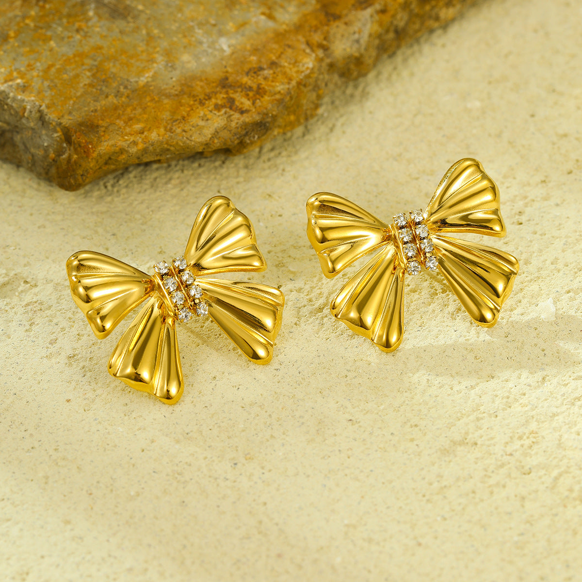 Pendientes de tuerca minimalistas de acero inoxidable con forma de lazo e incrustaciones de circonita para mujer