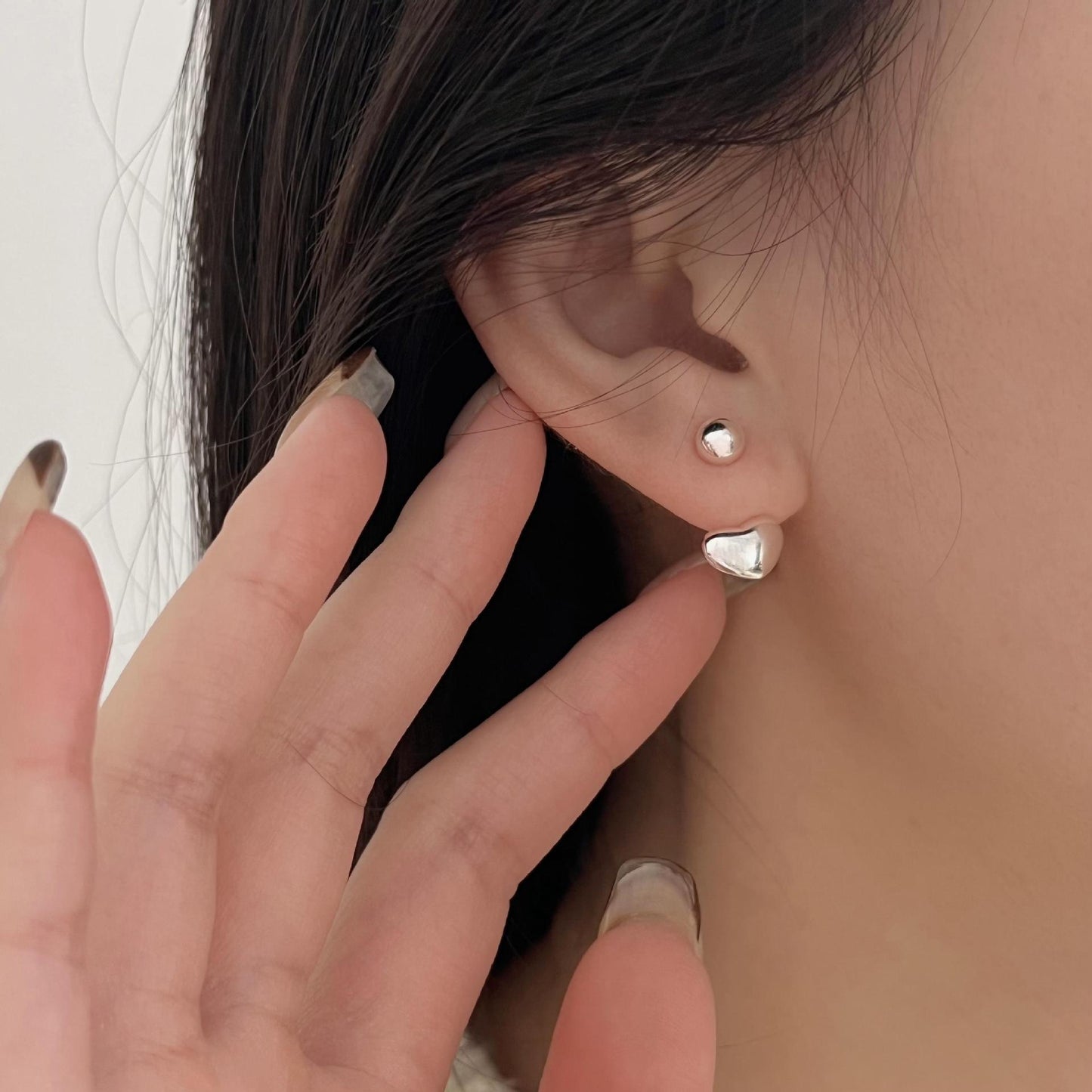 Pendientes de tuerca minimalistas de plata de ley 925 con forma de corazón, acabado pulido y detalles de bordes geométricos