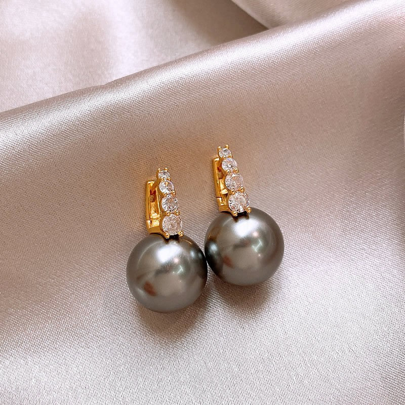 Elegantes pendientes florales de perlas con postes de plata chapados en oro para mujer