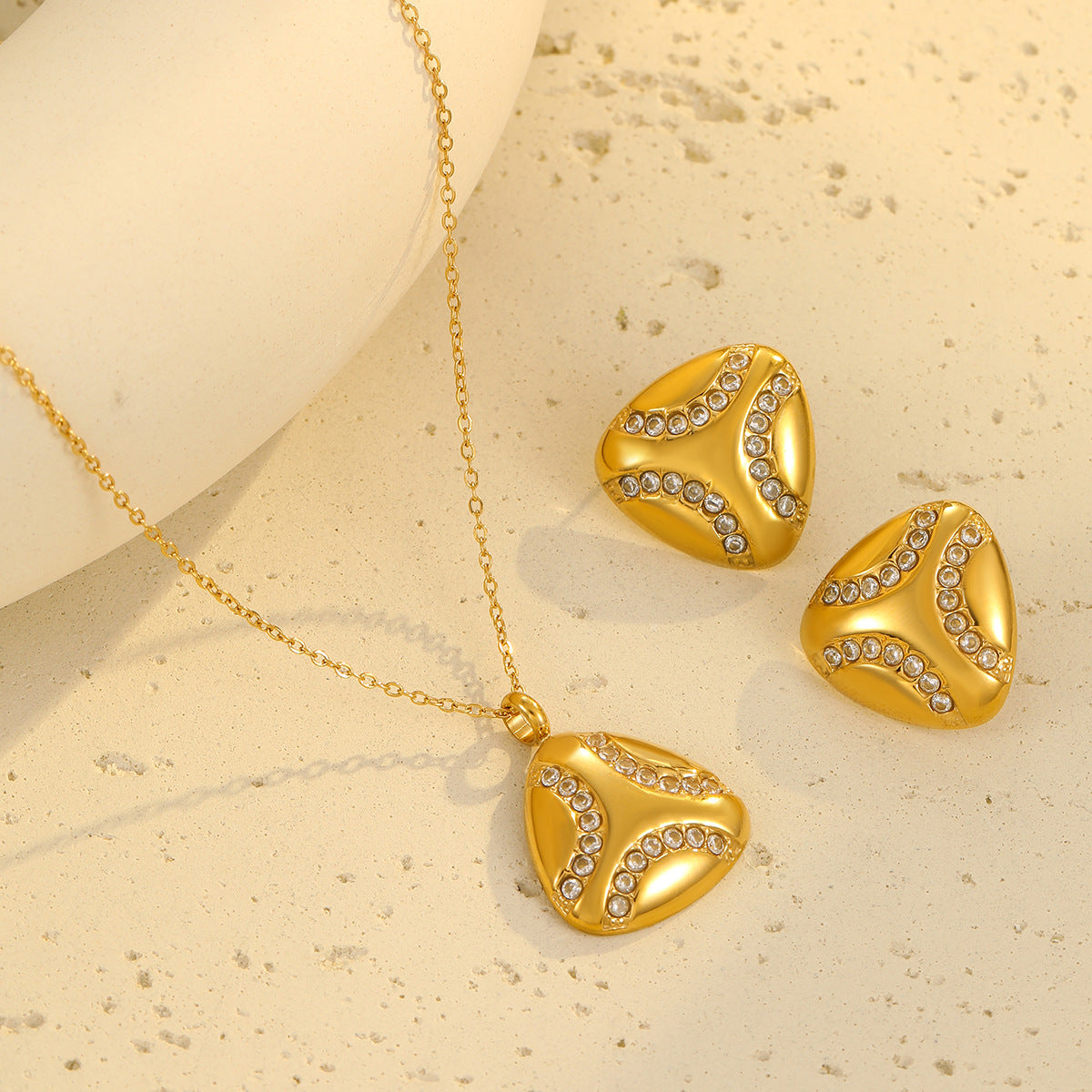 Conjunto de collar y pendientes de acero inoxidable con forma de corazón a la moda con chapado en oro de 18 quilates para mujer