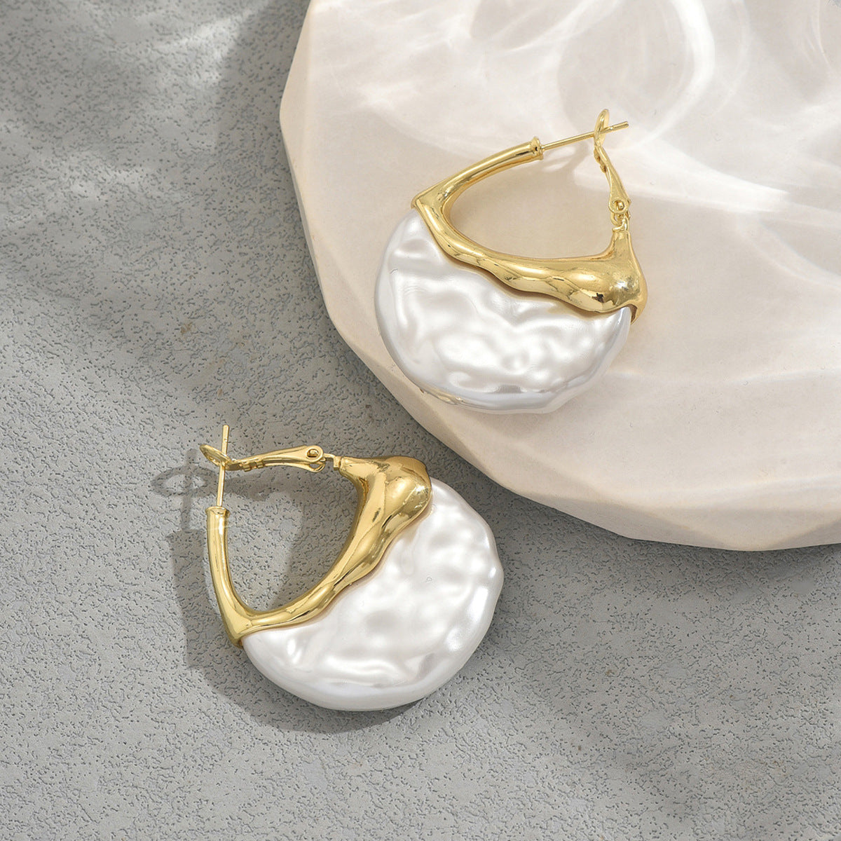 Aretes Geométricos de Cobre con Incrustaciones de Perlas para Mujer con Postes de Acero Inoxidable, Joyería Minimalista y Moderna para el Día a Día