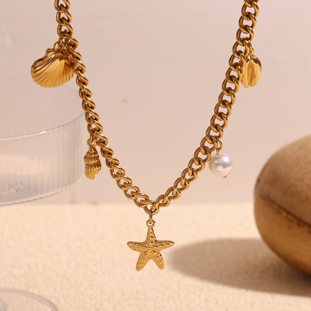 Collana con ciondolo a tema marino vintage per donna con catena in acciaio inossidabile e ciondolo in acciaio al titanio placcato oro 18 carati con motivi di conchiglie e stelle marine
