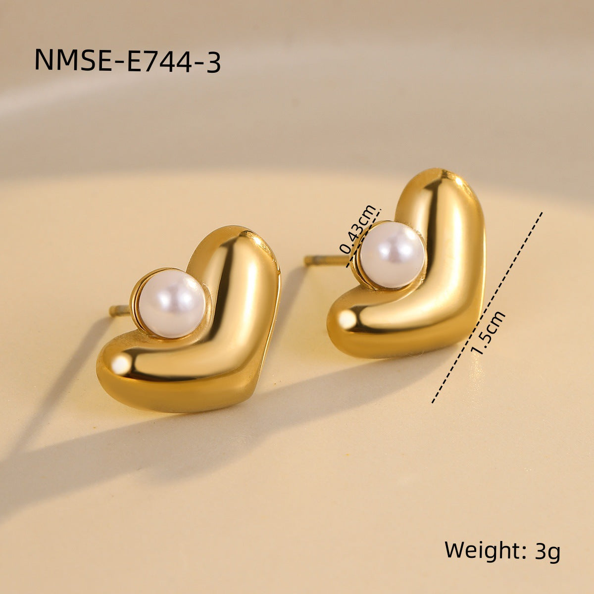 Orecchini a perno eleganti in acciaio inossidabile a forma di cuore geometrico con accenti di perle e placcatura in oro 18 carati
