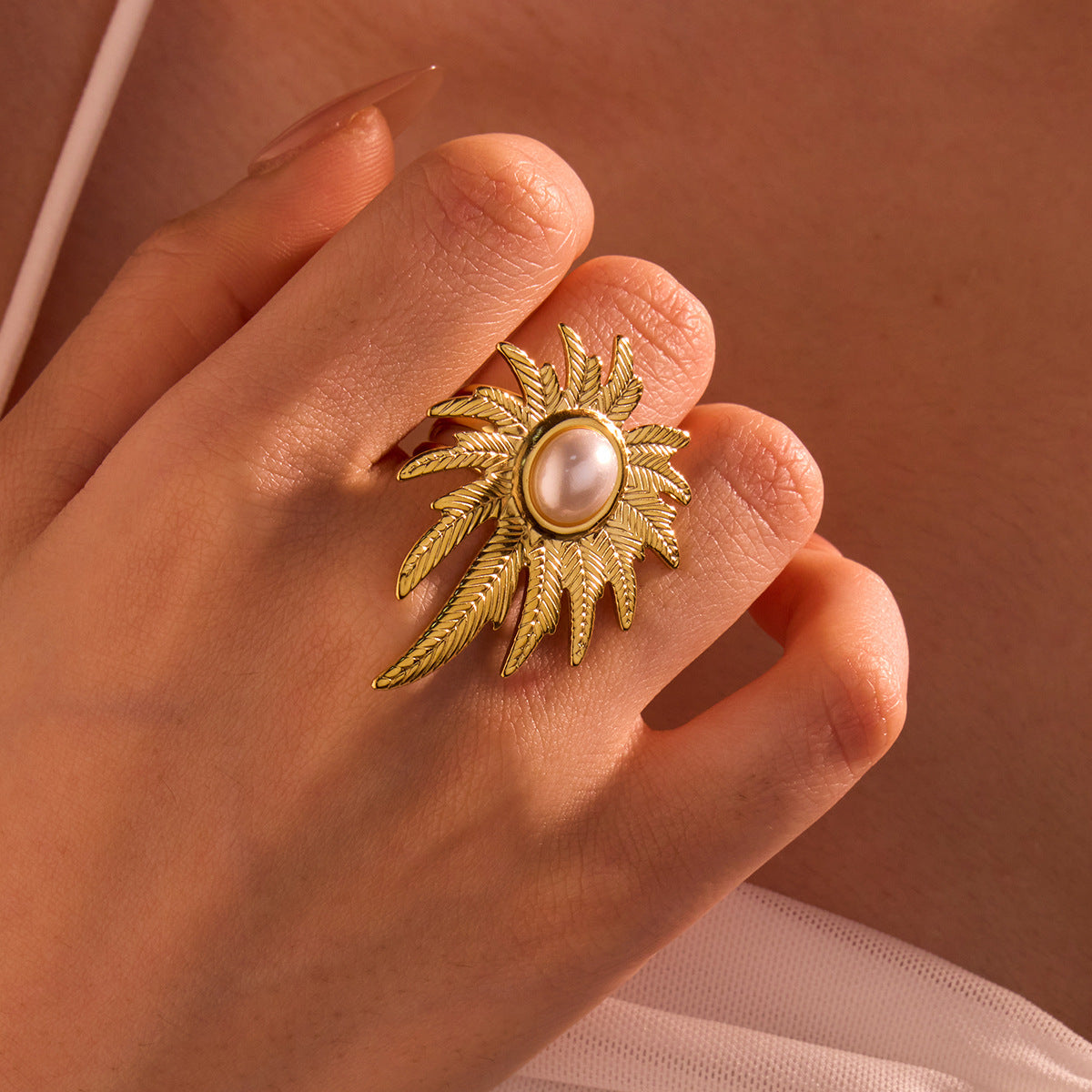 Anillo de acero inoxidable con diseño de hoja estilo lujo con incrustaciones de perlas para mujer