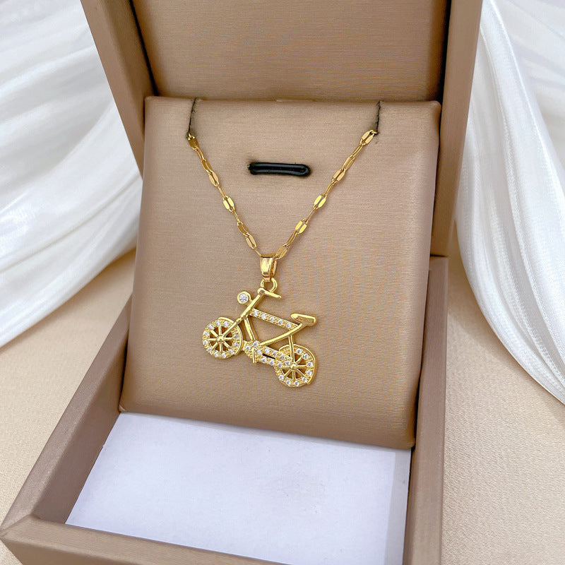 Collana con Ciondolo a Luna Geometrico in Acciaio al Titanio di Lusso per Donna e Uomo con Intarsio di Strass e Delicata Catena alla Clavicole